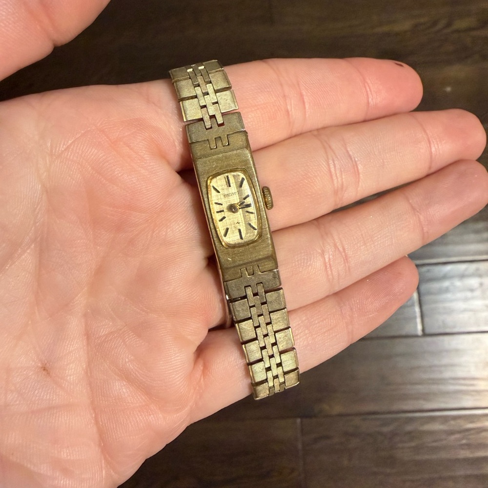 Vintage 1980s Seiko Gold Rectangular Watch